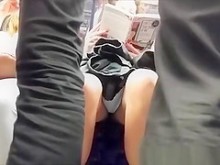 Mujer upskirt (falsa) en el metro
