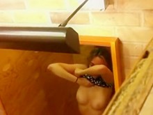 Espiando a una chica gritando mientras se prueba un sujetador