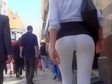 Cámara oculta (falsa) captó el culo de una argentina en pantalones ajustados