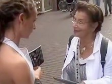 Los promotores de ventas tienen culos visibles mientras entrevistan a extraños