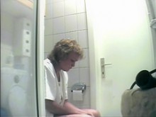 Madura es filmada mientras orina en el baño