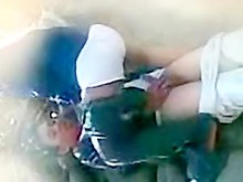 chica hijab cabalgando al aire libre