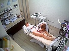 Mujer depilándose el coño