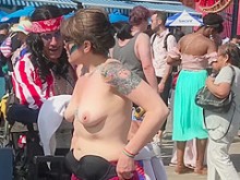 Topless en Coney Island Beach, NY - El desfile de sirenas 2019