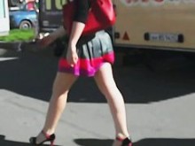 Una falda caliente del culo de una chica en tanga roja