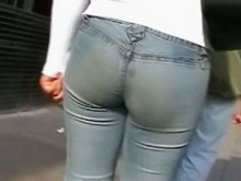 Cámara callejera sincera atrapa un culo caliente en jeans ajustados