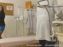 Morena de pelo bebé piel pastel examen en