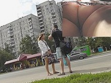 Hotty en enagua étnica upskirt (falso) en el autobús