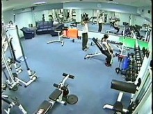 Amateur con trío teniendo sexo sucio en el gimnasio