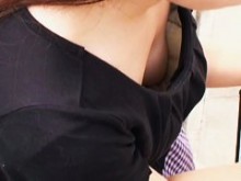 Vídeo sexy con blusa de plumón de una asiática fumadora en público