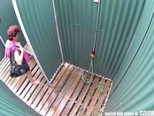 Mujer madura tetona en la ducha