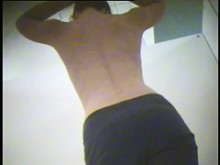 Chica seductora del vestidor agachada y mostrando protuberancia