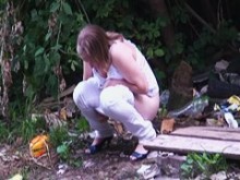 Dos culos desnudos de mujeres meando filmados en cámara al aire libre