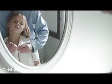 Pequeña adolescente rubia universitaria vino a follar1yMoHi