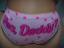 ???? Amigo de mi hijo me encuentra en la cocina, jala a un lado mis bragas y me la mete duro