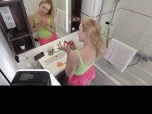 Chica raver viene del festival de música EDM para cambiarse su traje de zorra quitándoselo para mostrar su coño peludo y su culo desnudo