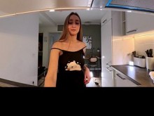 Belleza caliente y linda en su dormitorio se quita las bragas para mostrar su coño afeitado y su gran culo