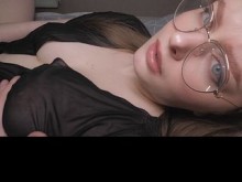 Cogí a mi madrastra con un consolador en mi cama y me pide que la folle. enorme corrida