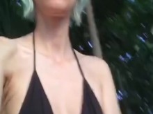 Compilación de masturbación pública y flash en la playa con gente alrededor.