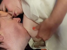 Esposa sexy milf se reproduce con un extraño - ¡¡Su coño está goteando semen !!