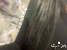 Mostrando mis tetas y mi tapón anal mientras hago compras