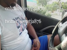 EN LA CARRETERA PRINCIPAL EN LA ISLA DEL CARIBE DE JAMAICA