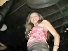 Alumnas de dieciocho años mostrando culos desnudos en el club