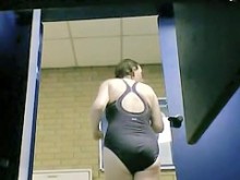 Gran culo celulitis desnudo de vestidor mujer en traje de baño