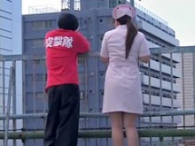 A la dulce enfermera le robaron el uniforme en el balcón