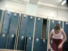 Los aficionados al vestuario impresionan con una belleza desnuda real