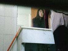 Vídeo oculto en el baño de una asiática lavándose las manos después de orinar