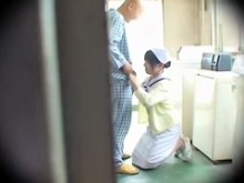 Enfermera traviesa tetona se la follan correctamente