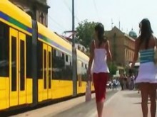 La perra de falda blanca se ve fabulosamente en el video