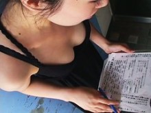 Video sexual en blusa baja de chicas hermosas en la calle