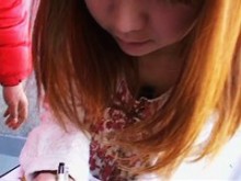 Me gusta filmar chicas bonitas con blusas en público.