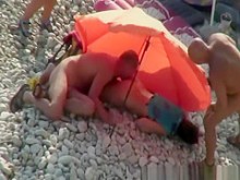 Hombre nudista le come el culo a una mujer