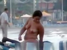 Polvo en la playa con espectadores