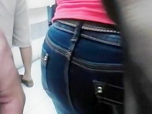 Exhibicionista se corre en pantalones de mujer