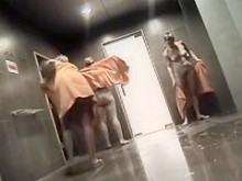 Chicas calientes en las duchas del vestuario