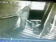 La mujer arriesgada tiene tantas ganas de orinar