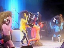 Las tetas pintadas rebotan en el escenario de un concierto de rock