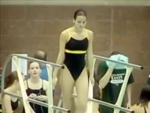 Las niñas nadan con sus trajes ajustados.