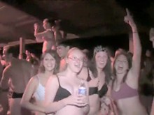 Un grupo de estudiantes mayores de 18 años se lo pasan genial en una fiesta de ropa interior