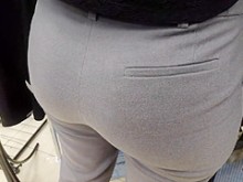 Deliciosa vendedora de culos jugosos en pantalón de vestir muy ajustado