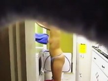 Linda puta rubia atrapada por cámaras espía desnudas (falsas)