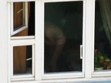 Una adolescente es filmada por un vecino (18+)