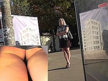 Sexy upskirt (falsas) bragas negras de la chica en la parada de autobús
