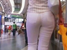 Belleza con pantalones blancos ajustados protagoniza un vídeo callejero sincero