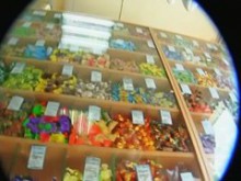 Upskirt porno (falso) de dos treintañeras. ancianas blancas en una tienda de dulces