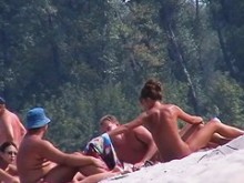 Gente nudista cazadora de playa en el camping caliente